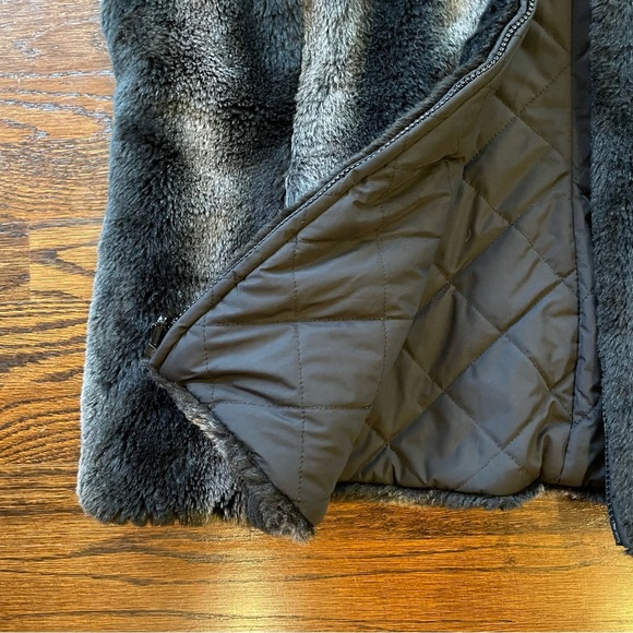 KRISTEN BLAKE BLACK/GRAY REVERSIBLE FAUX FUR VEST OUTERWEAR - Picture 7 of 12